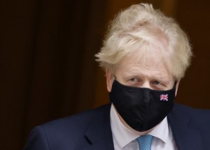 Boris Johnson alabó el “coraje” de los periodistas que arriesgan su vida en Ucrania