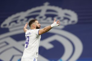 Real Madrid manda al descanso con el gol 300 de Karim Benzema