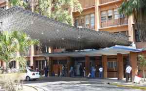 Las filtraciones ganan terreno en el Hospital Luis Razetti de Barcelona y amenazan el área de archivos (FOTOS)