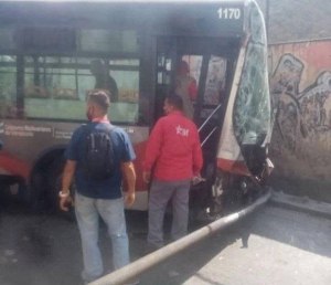 Metrobús sin frenos chocó contra carros, poste y un muro en Caracas (Fotos)