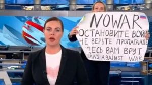 Periodista rusa que protestó en televisión contra la invasión en Ucrania se niega a guardar arresto