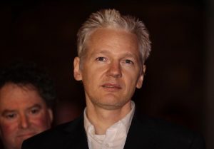 Assange pide a Carlos III que le visite en prisión, “honor digno de un rey”