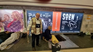 “Perdimos la noción del tiempo”: Se instalaron en el metro el primer día de bombardeos rusos y siguen ahí