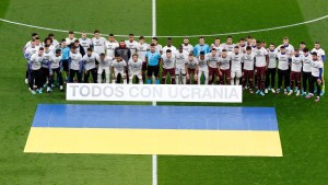 “Todos con Ucrania”: Real Madrid y Real Sociedad mostraron su apoyo con una lona gigante (Fotos)