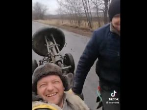 VIRAL: Ucranianos robaron mortero ruso de 120 mm y lo remolcaron con su moto (VIDEO)