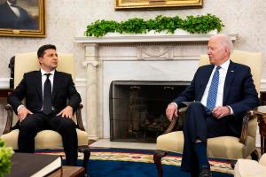 Zelenski conversó por teléfono con Biden para discutir apoyo a Ucrania