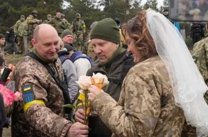 Amor en tiempos de guerra: Pareja ucraniana se da el “sí quiero” en el frente de batalla (VIDEO)