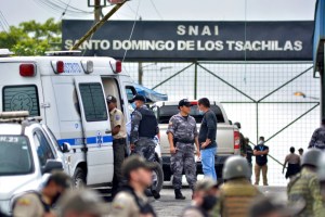 Al menos 43 presos muertos y un centenar de fugas tras motín en cárcel de Ecuador