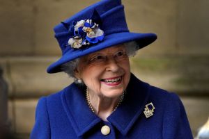 Otra cara de Isabel II: las veces que la reina mostró sus dotes de actuación y su buen humor