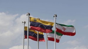 Irán boosts crude supply to Venezuela for refining, freeing up exportable oil