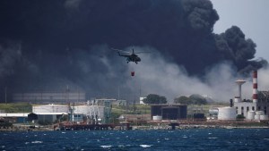 Cuba fire rages at fuel storage port; México, Venezuela sending help