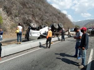 Lo chocaron en la autopista Caracas – La Guaira y ahora le están cobrando un dineral para retirar su carro