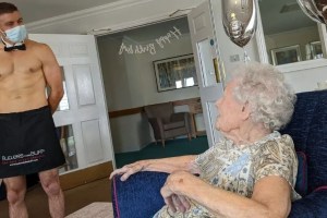 VIRAL: Abuelita gozona cumplió 106 años y le contrataron un stripper para su fiesta de cumpleaños