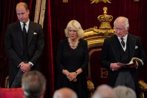 Carlos III y su hijo Guillermo saludan a la multitud que espera rendir homenaje a la difunta reina (VIDEO)