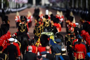 El féretro de la reina Isabel II sale por última vez del Palacio de Buckingham (Fotos)