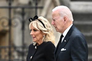 Joe Biden y la primera dama estadounidense llegan a la abadía de Westminster