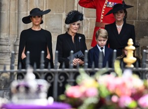Kate Middleton y Meghan Markle eligieron joyas de Isabel II y riguroso luto para despedir a la reina