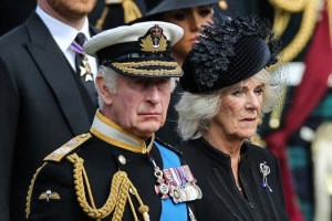 El rey Carlos III y Camilla, “cansados” de los constantes ataques de los duques de Sussex