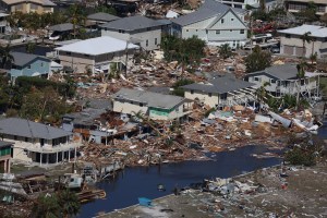 Escombros y putrefacción se acumulan en Fort Myers, la zona más golpeada de Florida por el huracán Ian (VIDEO)