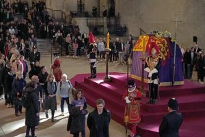 Los grandes funerales de la historia: el hilo que conecta a la reina Isabel II con Evita y Maradona