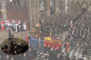 Felipe VI y Letizia se sientan junto a Juan Carlos I y Sofía en el funeral de Isabel II