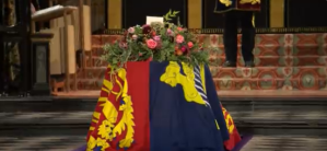 El féretro de la reina Isabel II desciende a la cripta real en Windsor (Video)