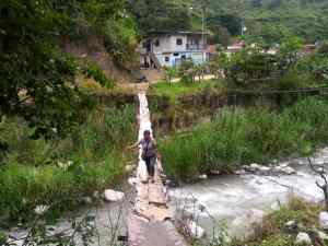 Desidia chavista: Puente improvisado sobre el Río Mocotíes pone en riesgo a familia en Tovar