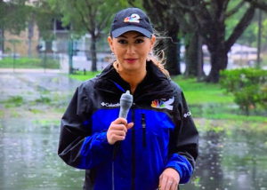 ¡Muchacha! Reportera utilizó condón para proteger a su MICRÓFONO por las lluvias (FOTO)