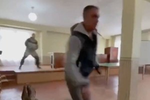 El momento cuando un hombre abre fuego en centro de reclutamiento ruso e impacta a un militar (VIDEO)