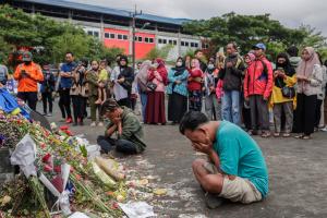 Tragedia en el fútbol en Indonesia: ¿qué se sabe y qué falta por esclarecer?
