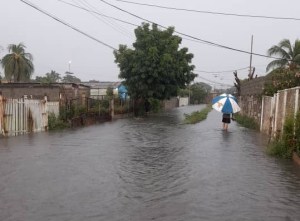 Un diluvio cayó en Cabimas y lo inundó todo (IMÁGENES)
