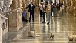 Detuvieron a un turista que “perdió los estribos” y derribó dos bustos antiguos en los Museos Vaticanos (FOTO)