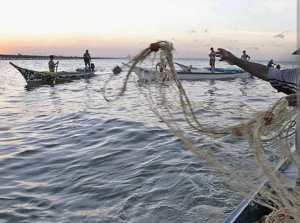 La eliminación del subsidio al combustible, derrames de petróleo y “vacunas” están matando la pesca en Zulia
