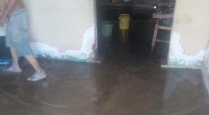 Abuelita quedó con “el agua al cuello” ante las intensas lluvias registradas en Coro