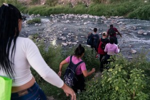 FOTOS de migrantes cruzando Río Grande subrayan crisis fronteriza de EEUU