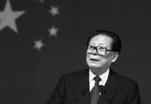 Banderas a media asta en edificios públicos en China tras muerte de Jiang Zemin