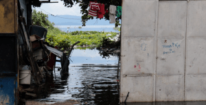 El barrio de Venezuela que vive con el lago en las casas (Fotos y Video)