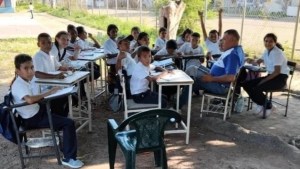 Education in crisis: Classes are seen outdoors in Calabozo due to the poor state of the infrastructure