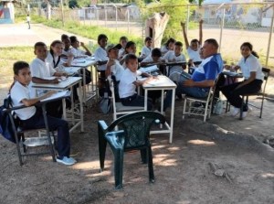 Educación en crisis: A la intemperie ven clases en Calabozo por mal estado de la infraestructura
