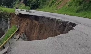 Desplome parcial de la carretera Rafael Caldera dejó incomunicadas a Mérida y El Vigía