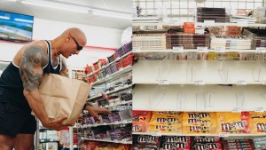 “The Rock” Dwayne Johnson compra todos los Snickers de una tienda para compensar los que robó en la adolescencia