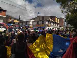 Multitudinaria manifestación de docentes en las calles de Mérida exigiendo mejores salarios