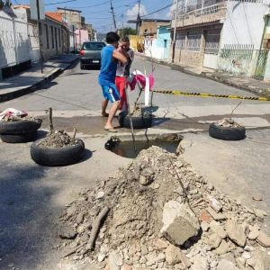 Maracay: Vecinos de La Coromoto solucionan colapso de aguas negras con escombros
