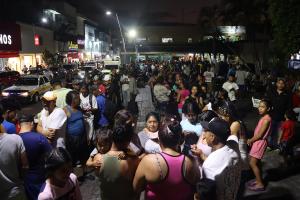 Migrantes venezolanos y centroamericanos buscan avanzar por México y desafiar nuevo programa de EEUU