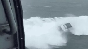VIDEO: Robó un barco en Columbia y se salvó de morir tras ser golpeado por enorme ola