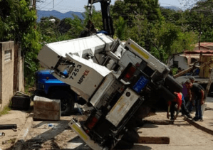 Camión de Corpoelec se volcó durante labores de reparación en Guacara
