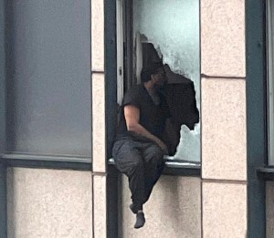 Fingió ser millonario y amenazó con saltar desde un rascacielos cuando el FBI lo descubrió (Fotos)