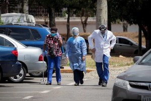 Bajos sueldos y ejercicio ilegal afectan a profesionales de la medicina en Venezuela