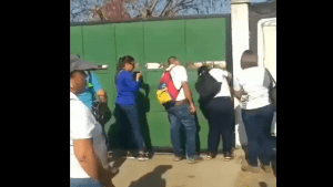 Chavistas violentaron la puerta de una escuela en Valle de la Pascua… porque quieren dar clases “a juro”