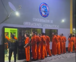Chavismo exhibió con traje naranja y esposas a los detenidos por corrupción (VIDEO)